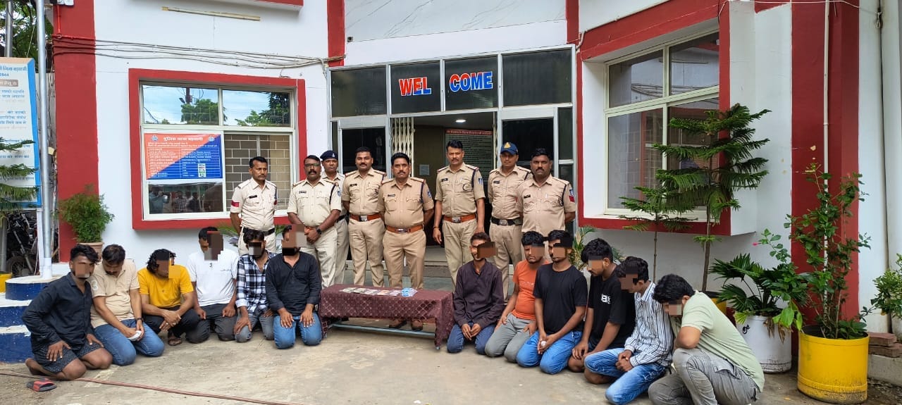 बड़वानी पुलिस द्वारा ग्राम आमल्यापानी में डाली जुवे के अड्डे पर रेड  12 जुवारियो को पकड़ा 1,57,030  राशी जप्त की