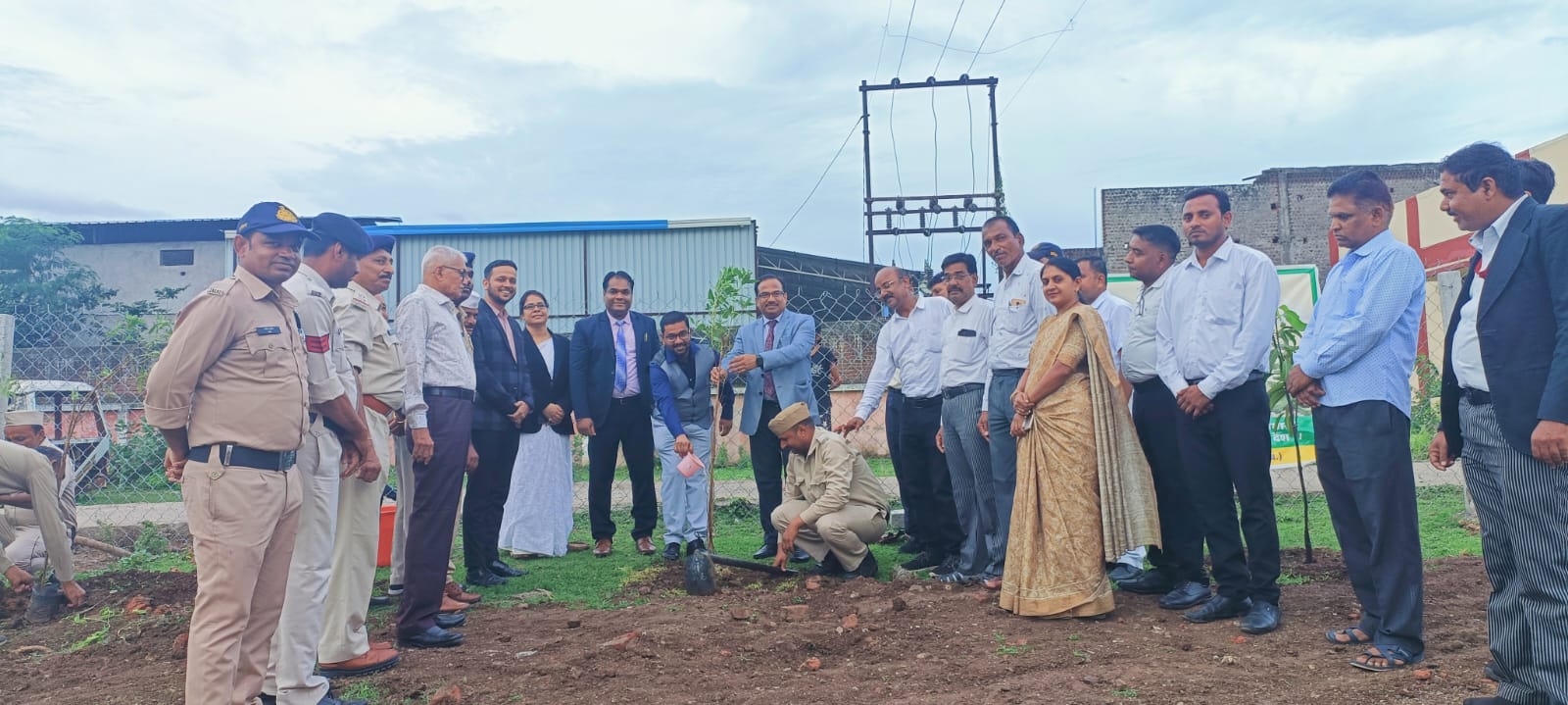 अंजड़ न्यायालय परिसर में प्रधान एवम जिला न्यायाधीश  एम के जैन साहब ने न्यायालय परिसर अंजड़ में पौधा रोपण किया