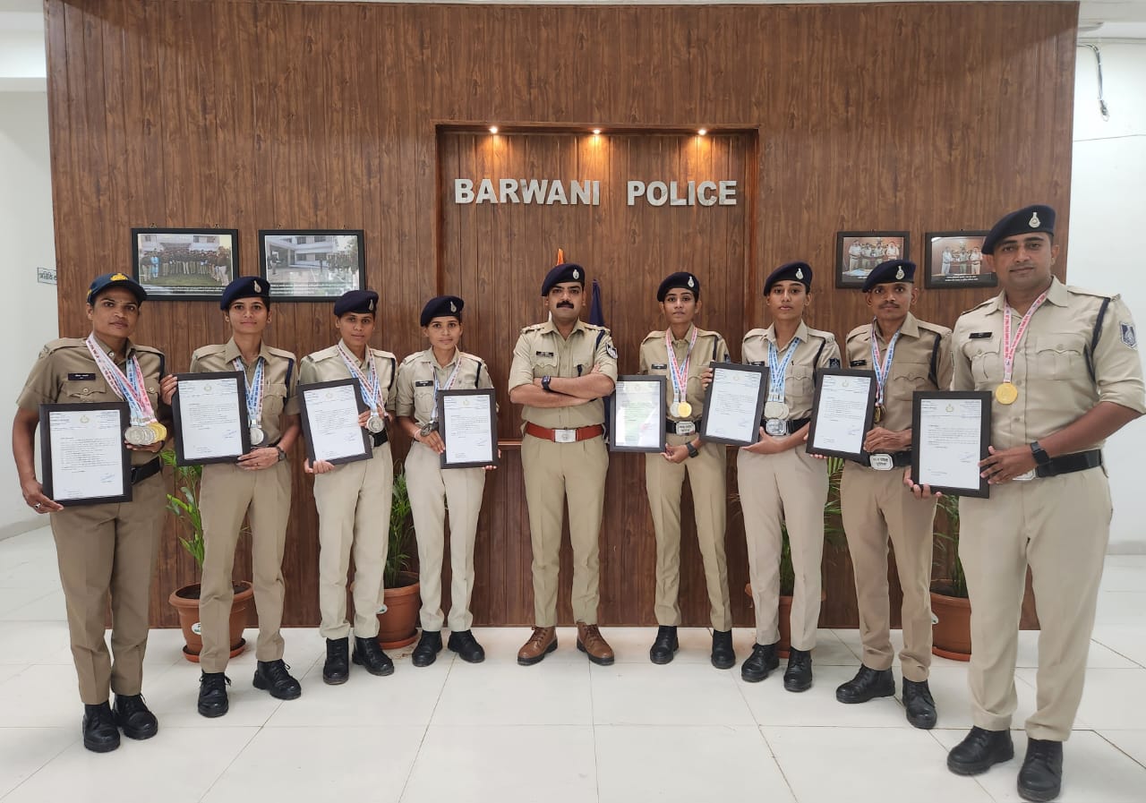पुलिस खेलकूद प्रतियोगिता में पदक जीतकर बड़वानी जिले का नाम रोशन करने वाले पुलिस कर्मियों को एस. पी. ने किया सम्मानित