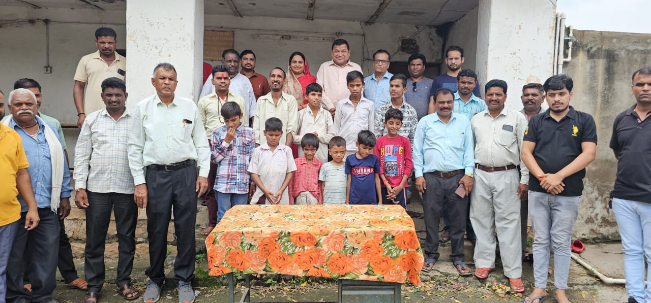 अलीराजपुर क्षेत्रीय विधायक श्रीमति  सेना पटेल और महेश पटेल ने आजाद नगर दृष्टिहीन पुनर्वसन केंद्र का दौरा किया भवन निर्माण एव संगीत यंत्रो के लिए शीघ्र ही सहायता की घोषणा की बच्चों के साथ भजनों का आनन्द लिया