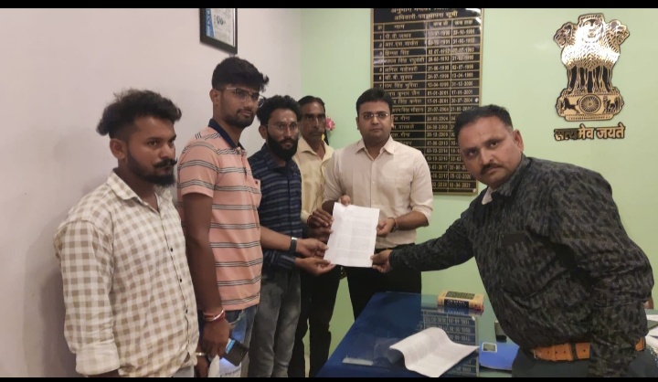 उमरबन जनपद पंचायत के अधिकारी गणेश सूर्यवंशी ने आवेदक  कोरसिंग एव धार न्यूज़ चैनल के पत्रकार संतोष चौहान के साथ कि मारपीट एसडीओपी को सोपा ज्ञापन