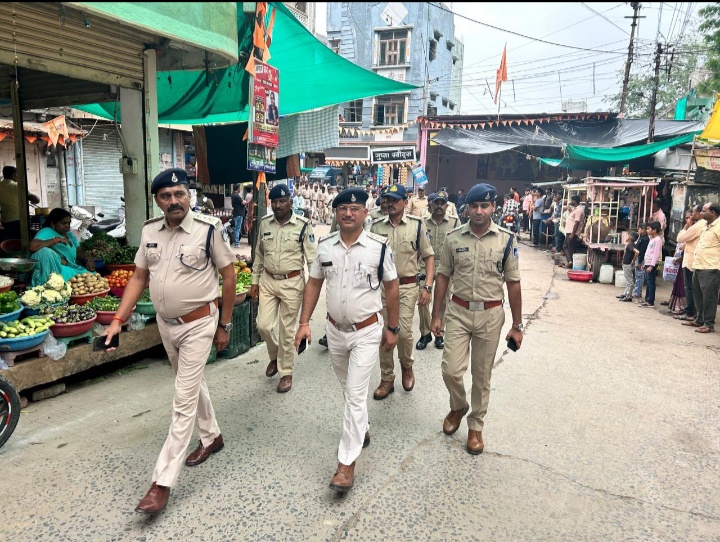 कुक्षी मोहर्रम पर्व को लेकर अतिरिक्त पुलिस बल के साथ कुक्षी पुलिस टीआई राजेश यादव के साथ  शहर के प्रमुख मार्ग से निकाला मार्च पास्ट आगामी त्यौहार शांतिपूर्वक मनाये इसी का दिया संदेश