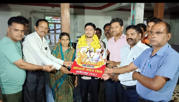 अलीराजपुर के ग्राम खेरवाड़ा युवा एयर क्राप्ट इंजीनियर विवेक भयडिया का सँयुक्त अरब अमीरात में हुवा चयन जनजातीय संघठन ने घर जाकर दी बधाई