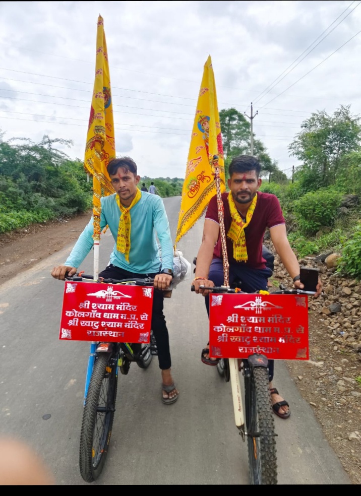 कुक्षी  देवशयनी एकादशी पर चेतन पाटीदार ,एव  आलोक जोशी ने  खाटू श्याम यात्रा की शुरुआत सायकल से की सुबह दोनों युवकों का तिलक लगाकर माल्यार्पण पुष्पवर्षा कर कोलगांव खाटू समिति ने स्वागत किया खाटू शायम के जय घोष से यात्रा प्रारंभ की