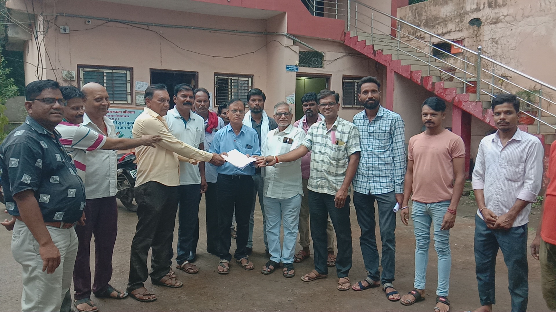 अंजड़ हनुमान मोहल्ला स्थित वार्ड नंबर 10 के निवासियों ने सार्वजनिक यूरिनरी को लेकर दिया ज्ञापन एक ही यूरिनर का उपयोग कर रहे है महिला एव पुरुष