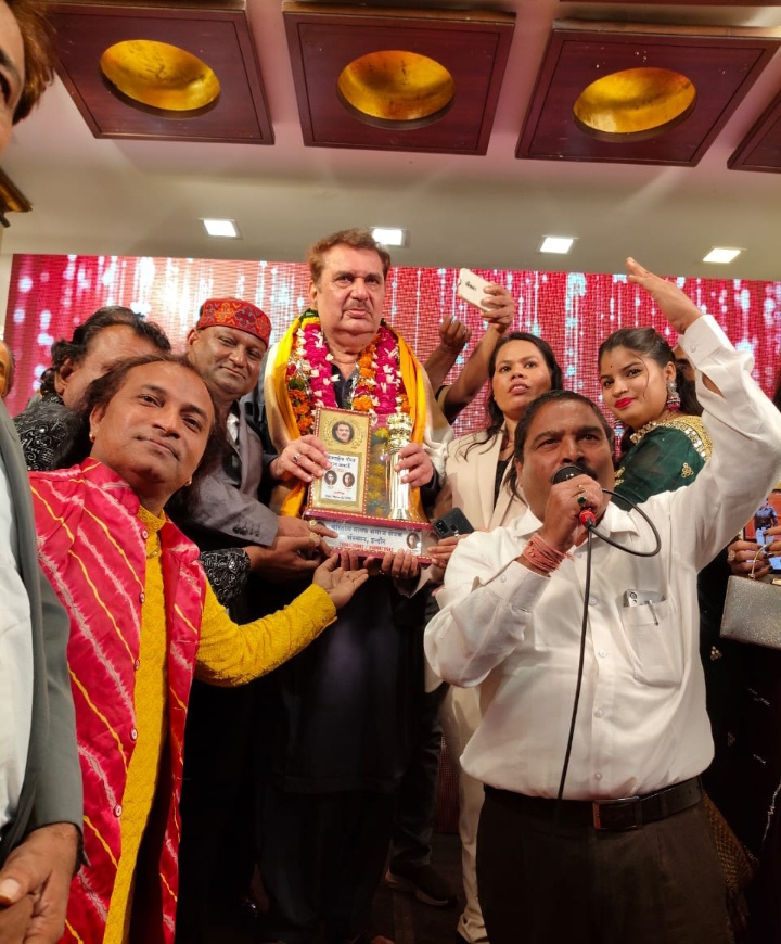 इंदौर अंतर्राष्ट्रीय गौरव रत्न सम्मान 2024 समारोह में फ़िल्म अभिनेता रजा मुराद की उपस्थिती में अंतरराष्ट्रीय गौरव रत्न अवॉर्ड से मुख्य व्यक्तीयो का संम्मान किया गया