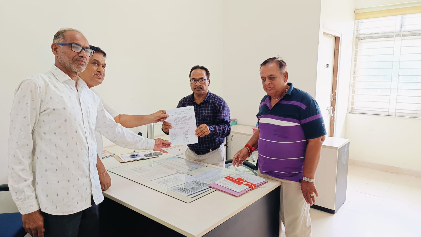 अलीराजपुर के फतेह क्लब मैदान में गन्दगी एव अवैध कब्जें को लेकर दिया ज्ञापन