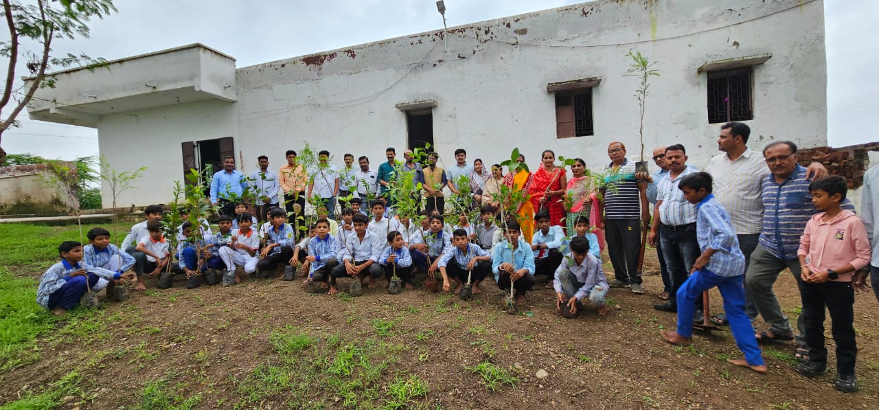 बड़वानी वनवासी कल्याण आश्रम में हरियाली अमावस्या के पावन अवसर पर 101 पौधे  रोपण किया गया प्रेस क्लब की उपस्थिति में