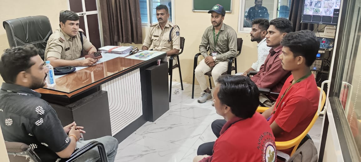 बड़वानी पुलिस थाना पाटी,आपदा मित्र की बैठक संपन्न आपदा की संभावना एव स्थिति में क्या करे बचाव एव सुझाव पर चर्चा की गई पुलिस प्रशासन हमेशा आमजनता के साथ खड़ा है
