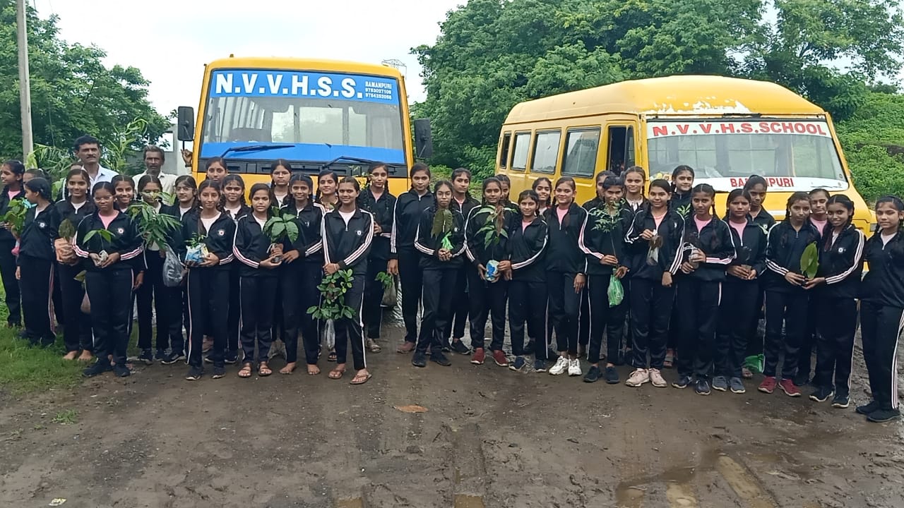 बामनपुरी निखिल विद्या विहार हायर सेकेंडरी स्कूल  बच्चों के द्वारा एक  वृक्ष स्वयं के लिए संकल्प के साथ 101 पौधों का रोपण किया