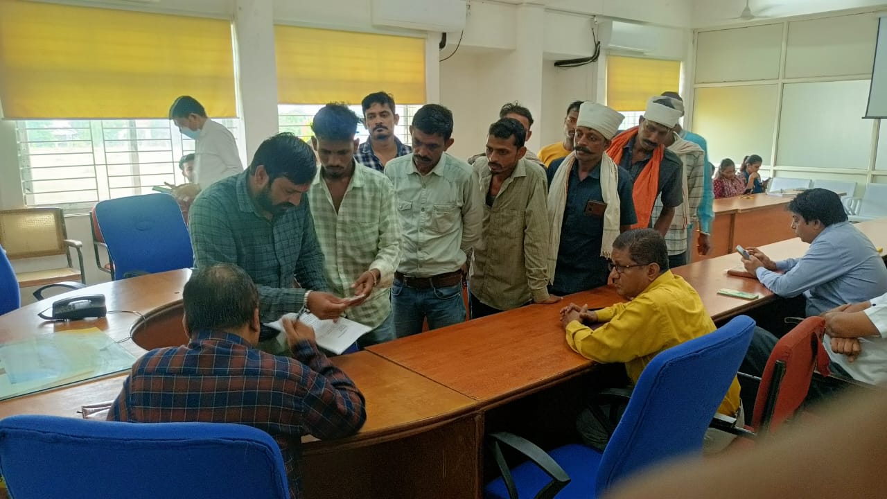 अलीराजपुर ग्राम पंचायत पस्टार के उकला फलिये व झरी फलिये के ग्रामीणों ने सड़क बनाने के  लिये जनसुनवाई में दिया आवेदन मरीज एव गर्भवती महिलाओं  को उठानी पड़ती है पीड़ा