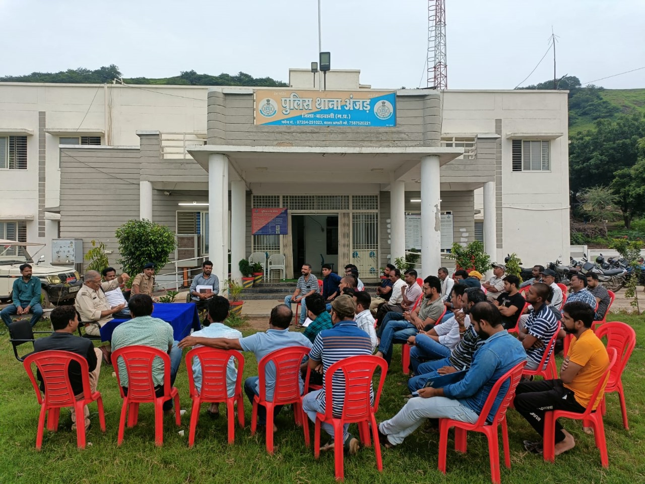 आगामी त्योहारों को लेकर आयोजक समितियों की बैठक थाना अंजड़ में बुलाई गई थाना प्रभारी जलोदिया ने दिए निर्देश