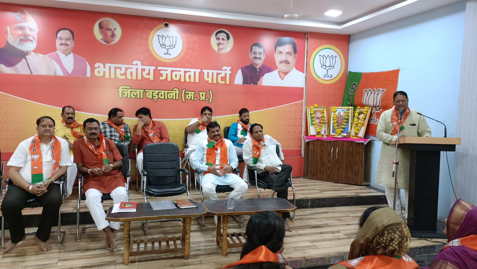 बड़वानी:- भारतीय जनता पार्टी की जिला बैठक गुरुवार को जिला अध्यक्ष कमलनयन इंगले की अध्यक्षता व भाजपा जिला प्रभारी नंदकिशोर पाटीदार के आतिथ्य में भाजपा जिला कार्यालय पर सम्पन्न हुई।