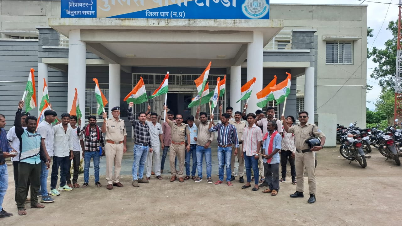 टांडा आजादी के अमृत महोत्सव को लेकर थाना प्रभारी कमलेश सिंघार निकले बुलेट पर हर घर तिरंगा अभियान की शुरुआत कर जनजन को दिया राष्ट्रीयता का संदेश