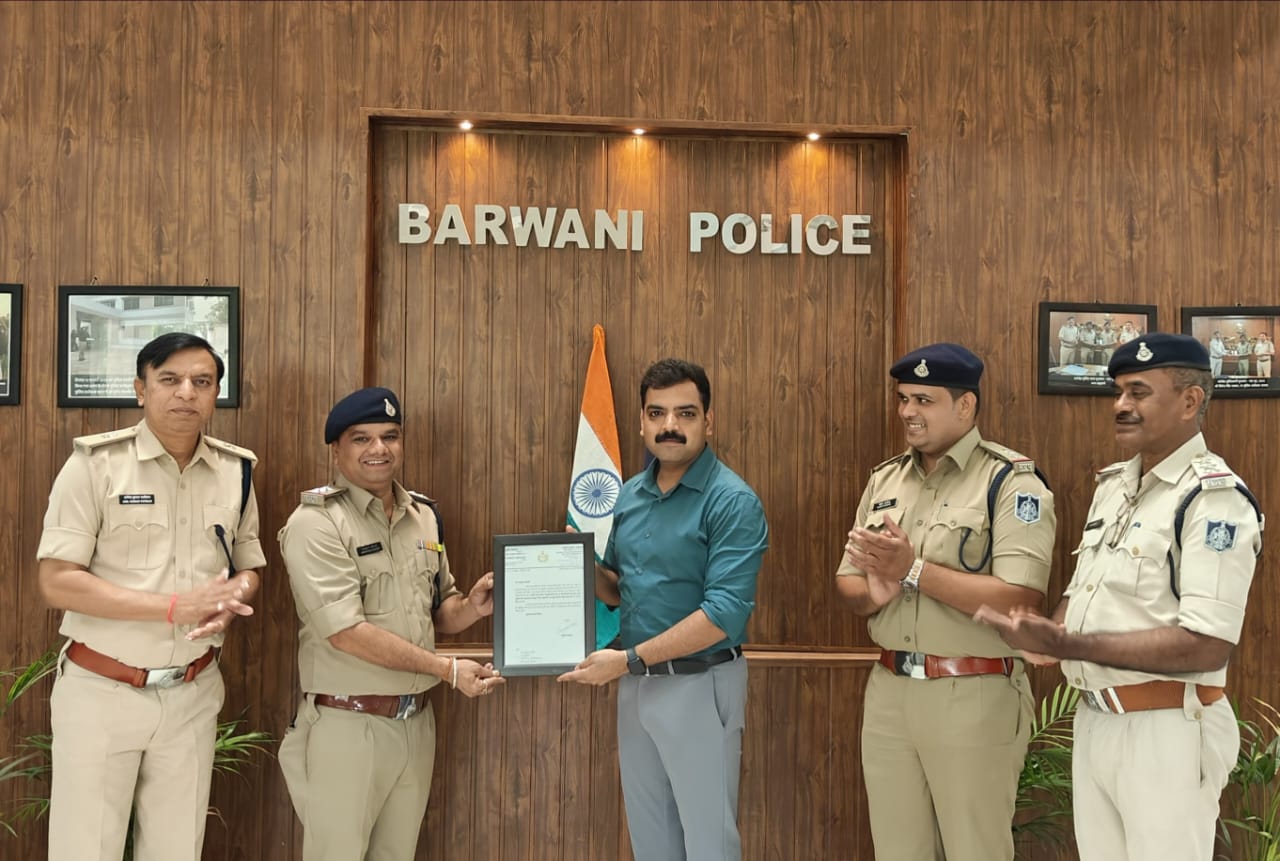 बड़वानी 10 वर्ष कारावास का कठोर दंड दिलवाने पर उप निरीक्षक श्री रामकृष्ण लौवंशी को एसपी श्री पुनीत गेहलोद ने किया सम्मानित