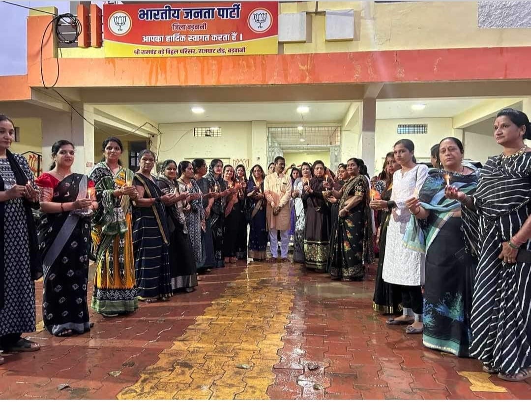 पश्चिम बंगाल की मुख्यमंत्री से स्तीफे की मांग, दोषियों को फांसी पर लटकाने की करि मांग जिला भाजपा महिला मोर्चा ने निकाला केंडल मार्च