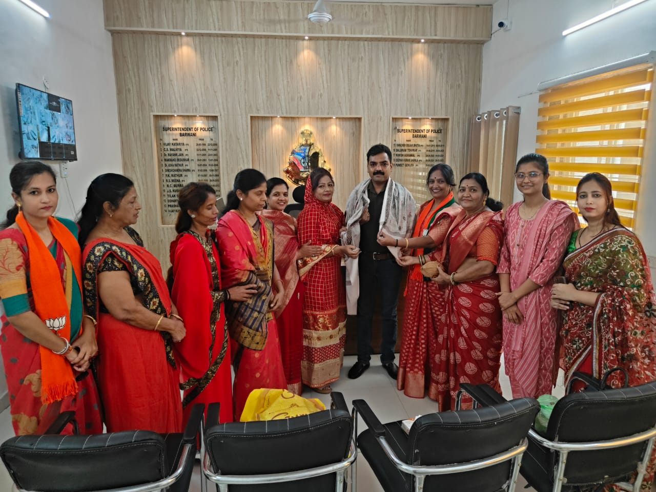 बड़वानी जिला महामंत्री मुनीरा सालीवाला ने बड़वानी की महिला मोर्चा की बहनों के साथ पुलिस अधीक्षक कार्यालय पहुंचकर वीरता पदक प्राप्त पुलिस अधीक्षक पुनीत गहलोत को रक्षासूत्र बांध कर उनके स्वास्थ व लंबी उम्र की कामना करी