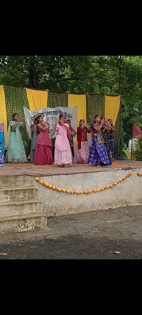 बड़वाह/बामनपुरी - निखिल विद्या विहार  हायर सेकंडरी स्कूल में श्रीकृष्ण जन्मोत्सव मनाया गया  विद्यालय के बच्चों ने श्री कृष्ण -सुदामा चरित का मंचन किया