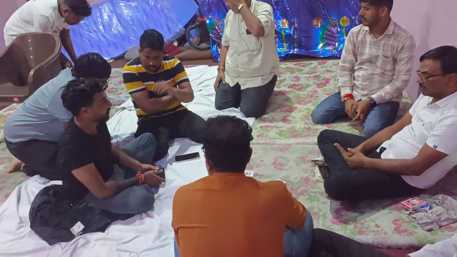 थाना बदनावर पुलिस ने बड़नगर रोड़ बडी चौपाटी स्थित होटल मुत्युंजय पर अवैध रुप से संचालित जुए के अड्डे पर दबिश देते हुवे मौके से 09  जुआरियो को गिरफ्तार कर उनके कब्जे से नगदी 2,09,660/- रुपये,  अन्य उपकरण जप्त