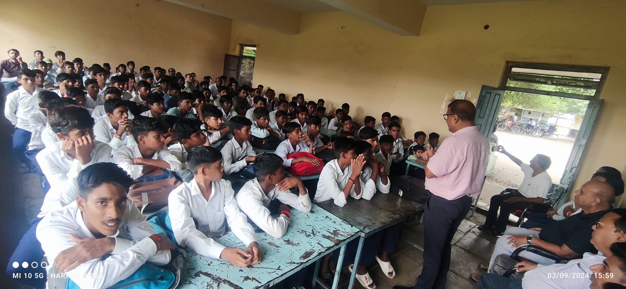 सनावद निमाड़ क्षेत्र के जानेमाने  पर्यावरण  चिंतक डॉ.सुरेश रांका और साथियों ने नगर के स्कूली विद्यार्थियों में पर्यावरण के प्रति जागरूकता के लिए पौधरोपण अभियान चलाया है।