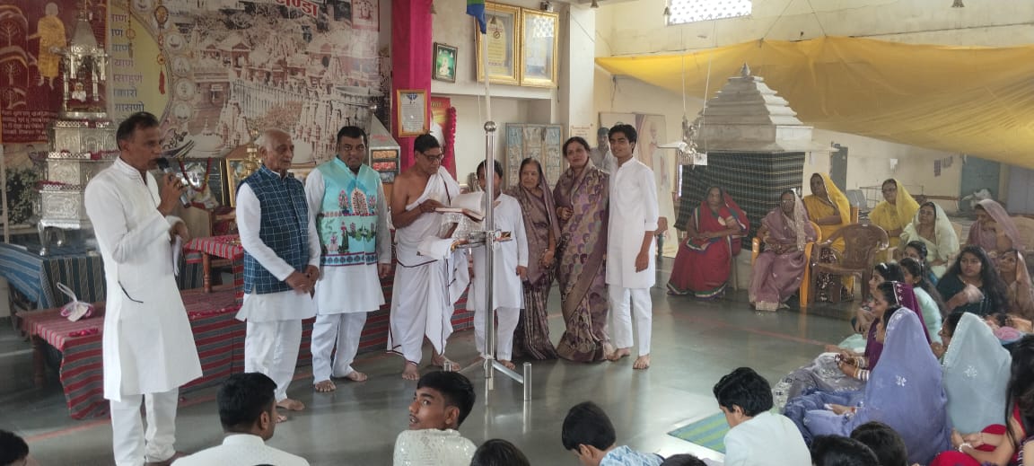 टांडा(धार)-  जैन धर्म के सबसे बड़े पर्व  पर्युषण पर्व स्थानीय जैन समाज द्वारा हर्षोल्लास से मनाए जा रहे है अहिंसा के प्रणेता चौवीसवे तीर्थंकर भगवान महावीर स्वामी का जन्म वाचन समारोह बुधवार को आराधना भवन में धूमधाम से मनाया गया