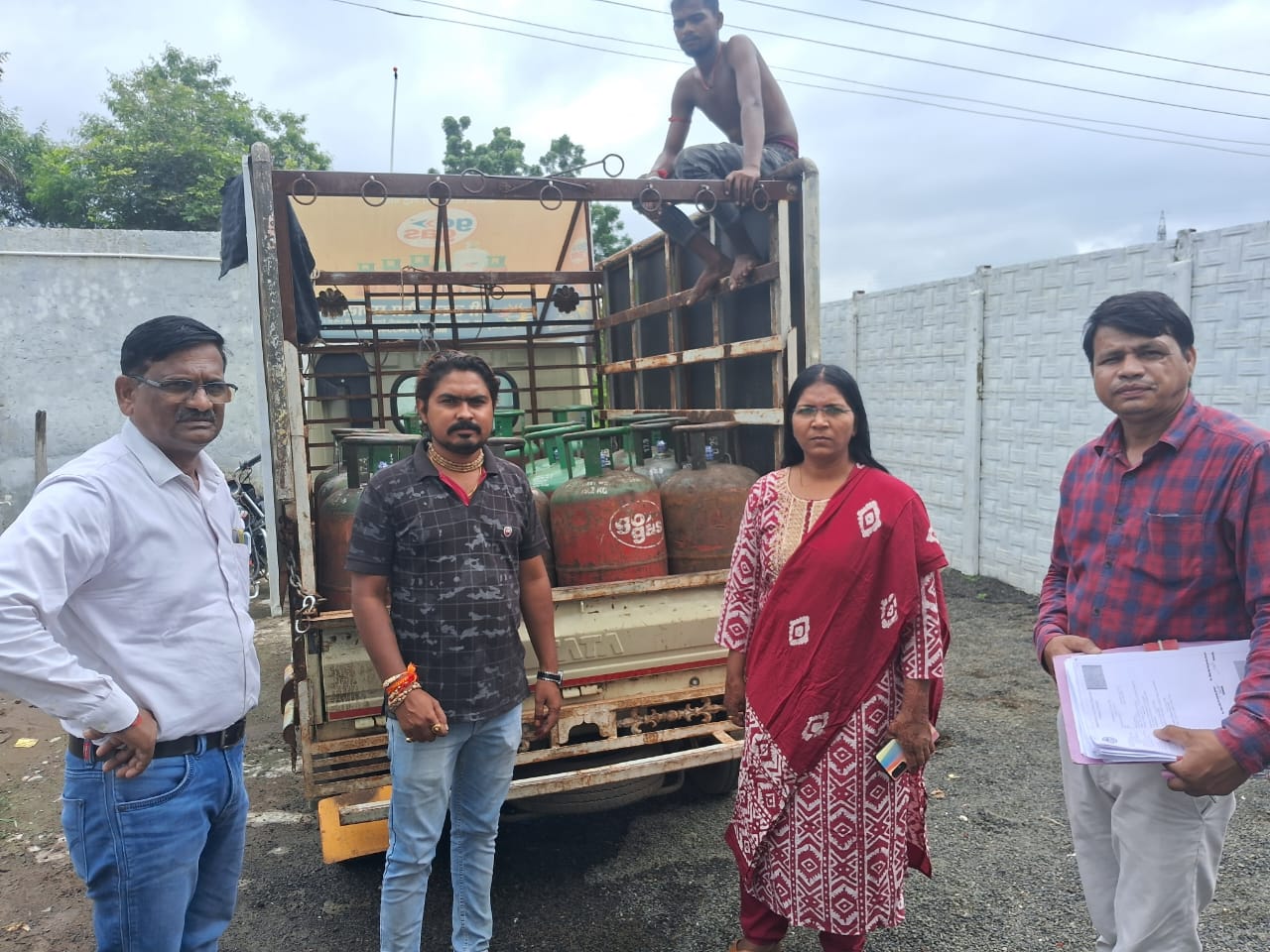 बडवानी में उदय गौ गैस एजेंसी के नाम में अवैध संचालित गैस एजेंसी को किया सील 16 भरे हुवे एव 165 खाली सिलेंडर पाये गए गोडाउन सील