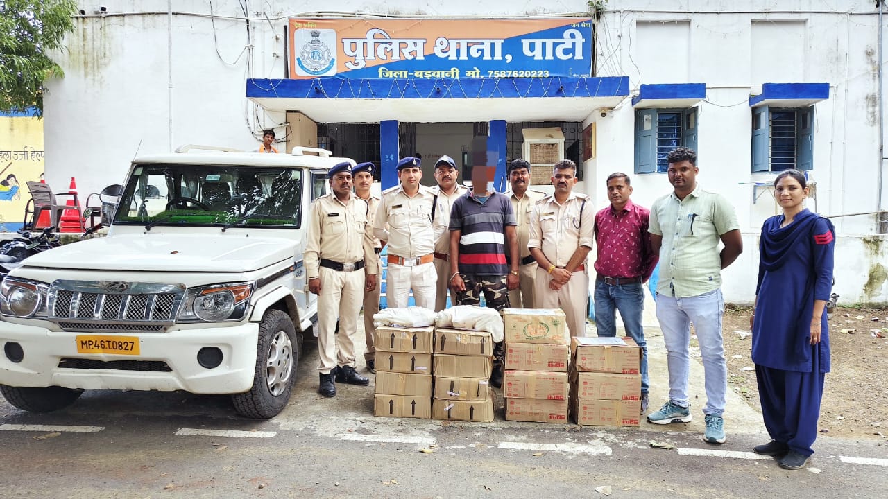 थाना पाटी पुलिस नें अवैध शराब परिवहन कर ले जाते दो आरोपियों को पकड़ा बोलेरो वाहन सहित 15 पेट्टी अवैध शराब  जप्त