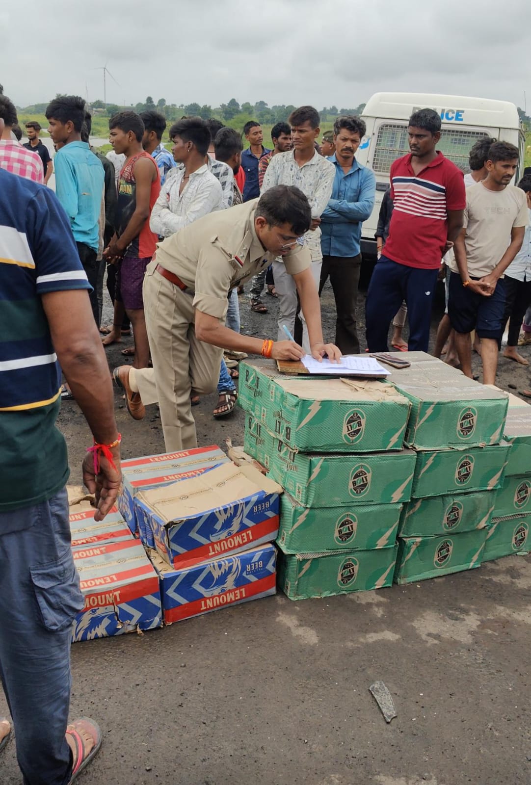 धार थाना अमझेरा पुलिस को 29 पेटी अवैध शराब किमती 105800/- रुपये  एंव 10 लाख रुपये का वाहन जप्त करने मे मिली सफलता