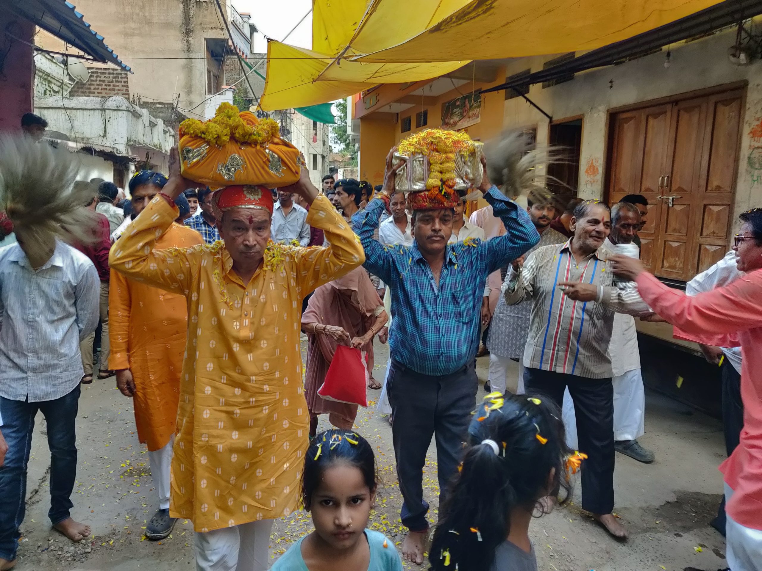 टांडा(धार)- श्रीमद्भागवत कथा के समापन पर नगर में भव्य शोभायात्रा निकाली गई।