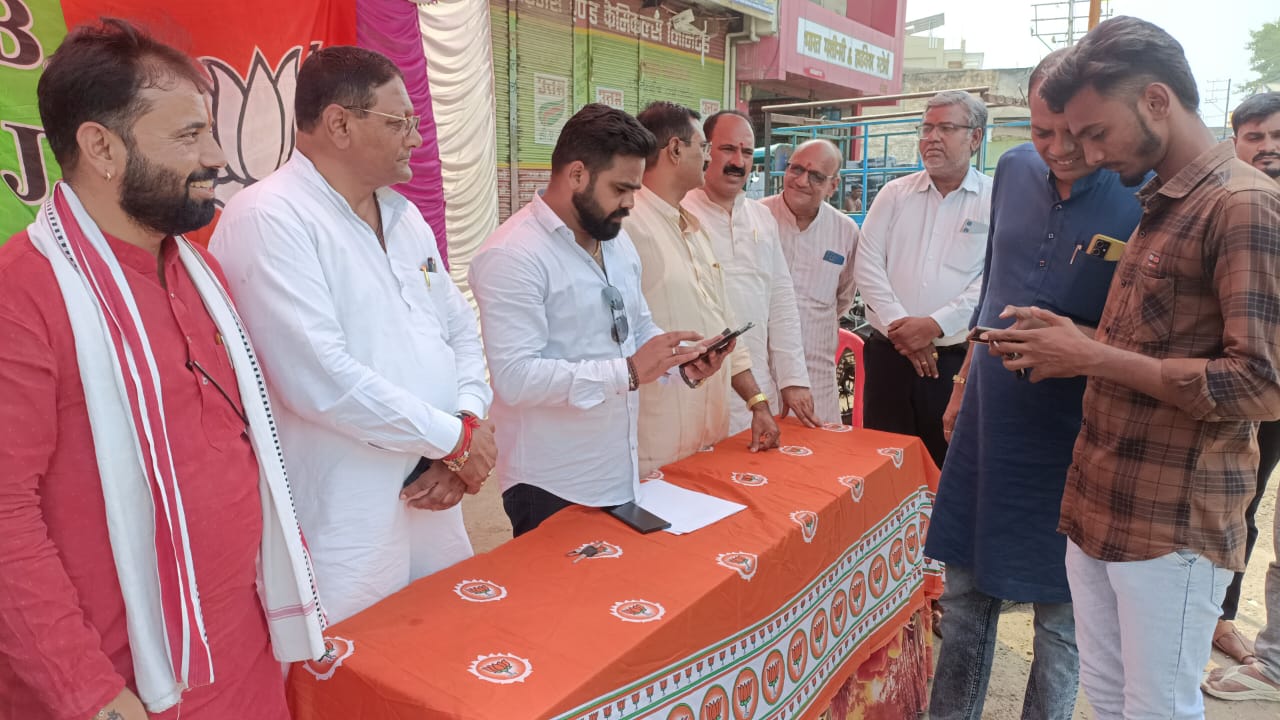 अंजड़  भाजपा की सदस्यता अभियान के तहत युवा मोर्चा द्वारा स्थानीय बस स्टैंड पर लगाया शिविर सेकड़ो लोगो ने ली भाजपा की  सदस्यता