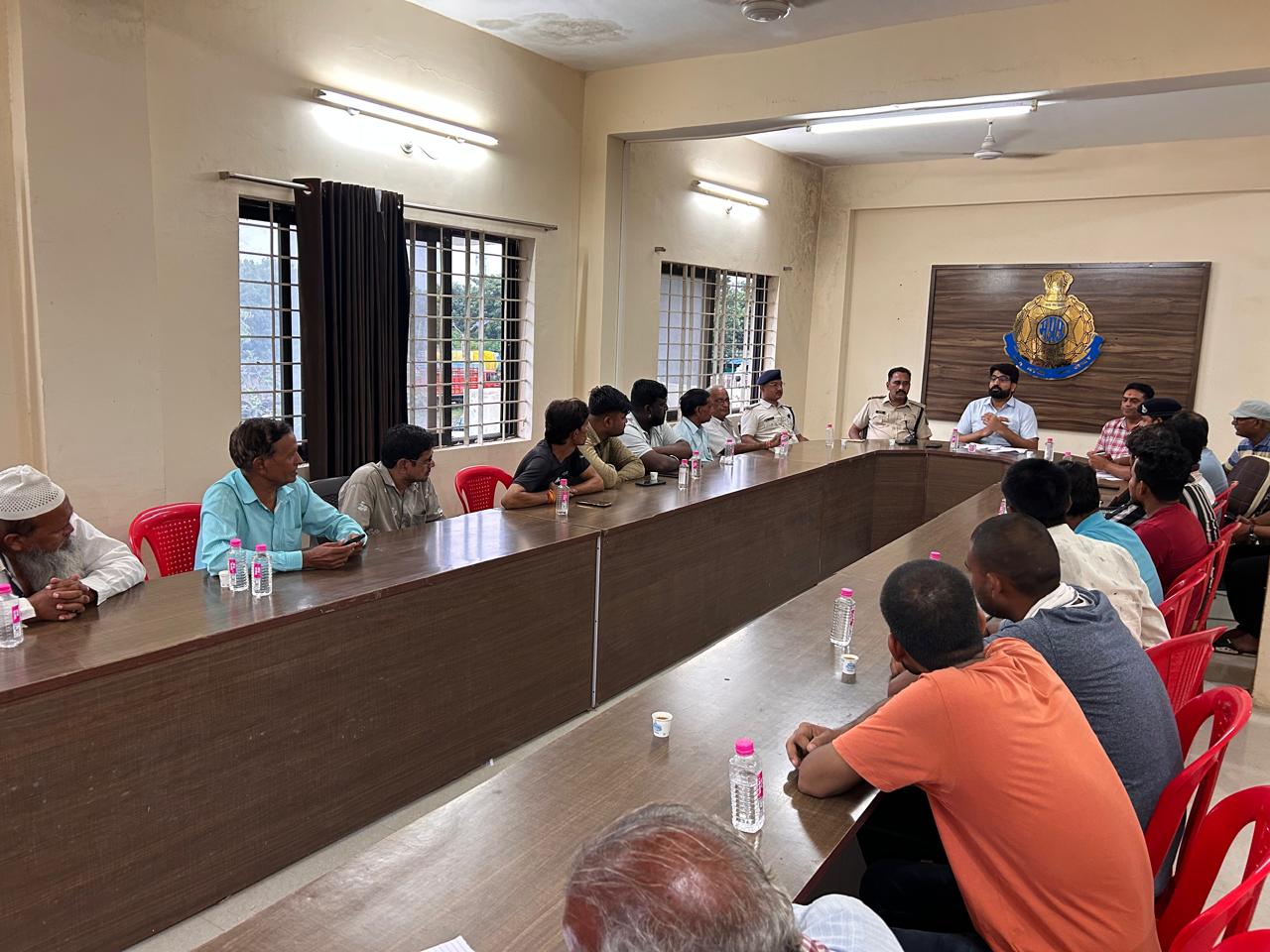 सड़क सुरक्षा को लेकर कुक्षी थाने पर  बैठक आयोजित की गई जनता की ओर से भी आये सुझाव