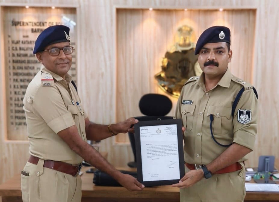 नकबजनी के आरोपी को 12 माह के भीतर न्यायालय से 03 वर्ष के कठोर कारावास एवं  500-500 रुपए के अर्थदण्ड की सजा दिलवाने पर विवेचक सहायक उप निरीक्षक सुरेश पाटीदार को एसपी नें किया सम्मानित