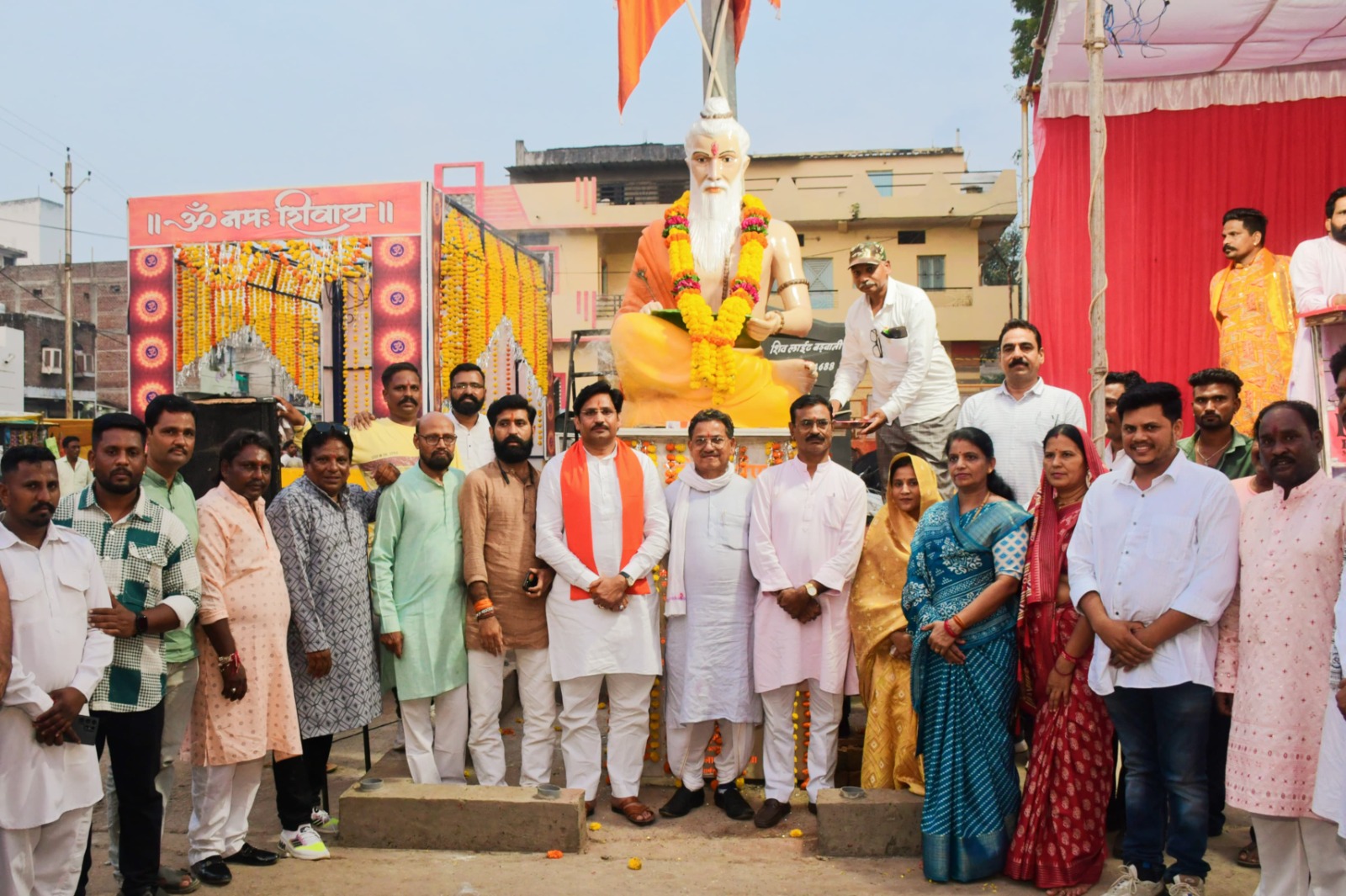 बड़वानी महर्षि वाल्मिकी जी की भव्य मूर्ति का लोकार्पण राज्य सभा सांसद सुमेर सिह सोलंकी ने पाला बाजार में किया