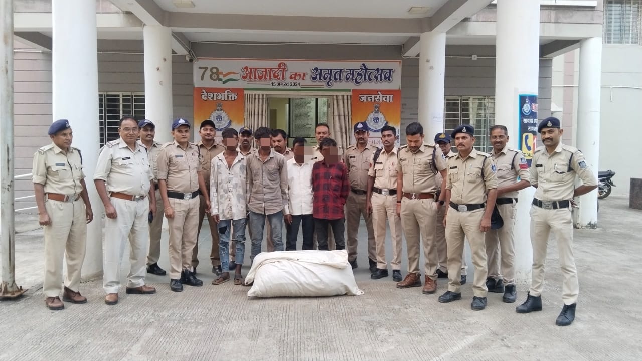 मनावर पुलिस ने अवैध गांजा  परिवहन करते हुवे आरिपियो के विरुद्ध दो प्रकरण में  मय माल के गिरफ्तार के भेजा जेल