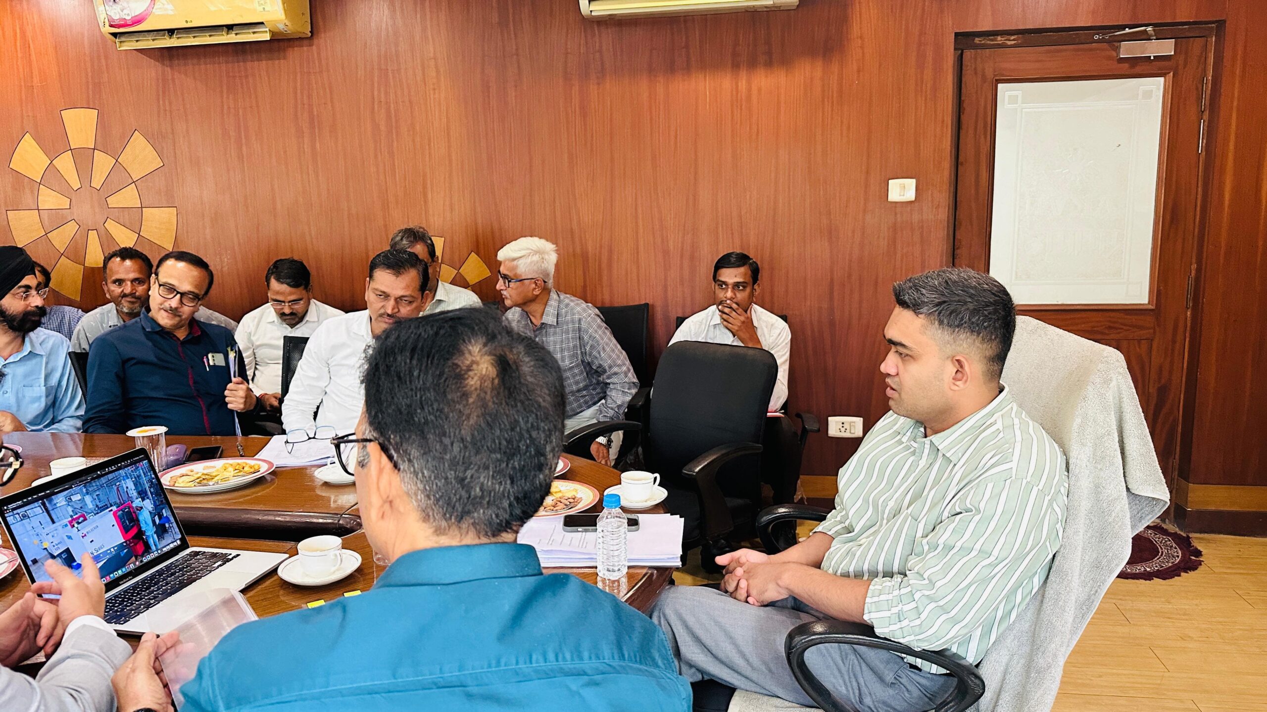 धार कलेक्टर प्रियंक मिश्रा की निवेशकों से चर्चा  28 उद्यमियों द्वारा ढाई हज़ार करोड़ रुपयों से अधिक का निवेश का प्रस्ताव प्रस्तावित