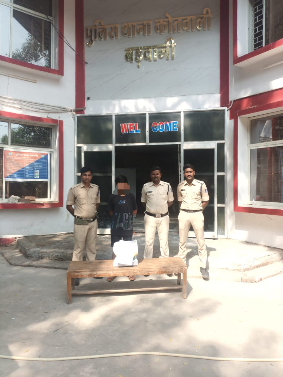 बड़वानी पुलिस ने प्रतिबंधित हिंगोट बनाते हुए एक व्यक्ति प्रदीप उर्फ़ पपु को 59 हिंगोट के साथ पकड़ा