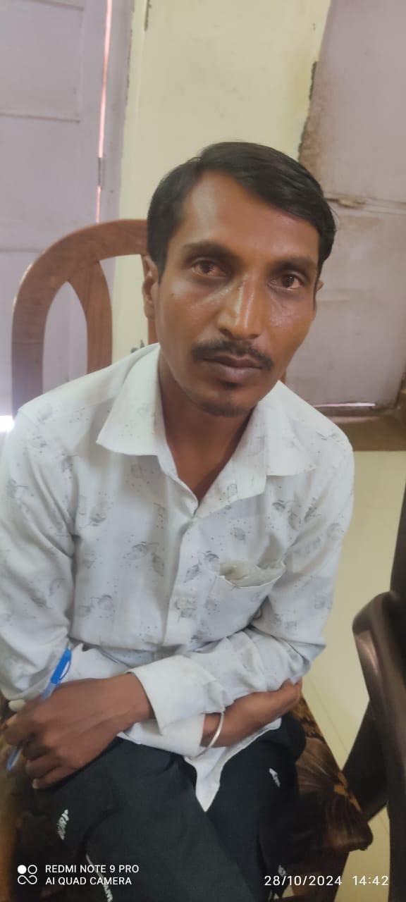 खण्डवा सांसद निधि से बनने वाले मांगलिक भवन में  दूसरी किश्त की राशि डालने पर मांगी रिश्वत 2000 हजार की राशि लेते हुवे रँगे हाथो पकड़ा रोजगार सहायक राजू हिरवे