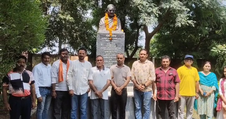 गांधी जयंती के उपलक्ष में लाइंस क्लब अंजड़ अहिल्या द्वारा स्वामी अमृतानंद शासकीय महाविद्यालय अंजड़ में स्थापित महात्मा गांधी जी की मूर्ति पर माल्यार्पण किया गया