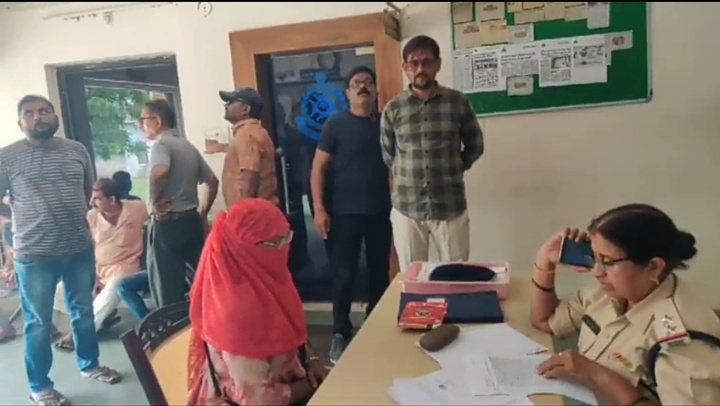 कुक्षी झाड़ फूंक करने वाले कादरी शिफा खाना संचालक के खिलाफ छेड़ छाड़ और जाति सूचक शब्दो में गाली गलोच की शिकायत लेकर थाने पहुंची पीड़ित आदिवासी महिला पुलिस ने मामलादर्ज किया