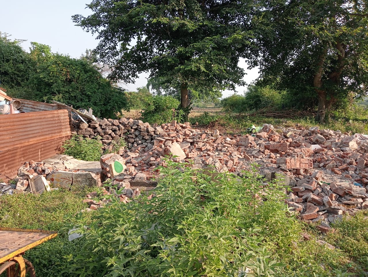 मांडव नगर परिषद द्वारा कुछ वर्ष पूर्व बने लग्झरी शौचालय को बगेर परमिशन के तोड़ा गया जनता में आक्रोश पर्यटक होंगे परेशान