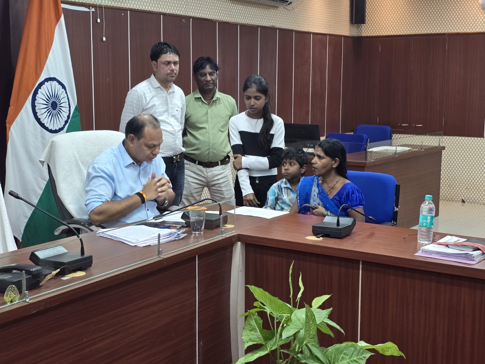 बड़वानी अपर कलेक्टर एव सँयुक्त कलेक्टर ने जनसुनवाई में सुनी समस्या  28 आवेदन आये