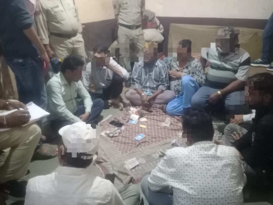 कोतवाली थाना बडवानी पुलिस ने जुआ खेलते 9 लोगों को पकड़ा, 34,700 रुपये नकद और ताश के पत्ते किए बरामद