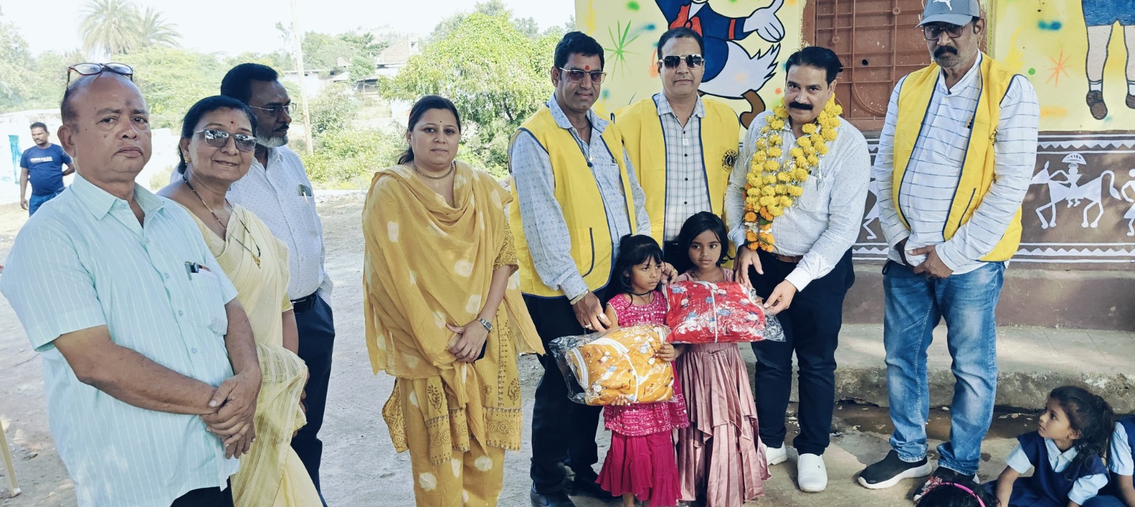 बड़वानी बाल मेला - छोटे बच्चे फल सब्जी और  महापुरुष बनें तो बड़े बच्चों ने स्वादिष्ट व्यंजनों के स्टाल लगाये