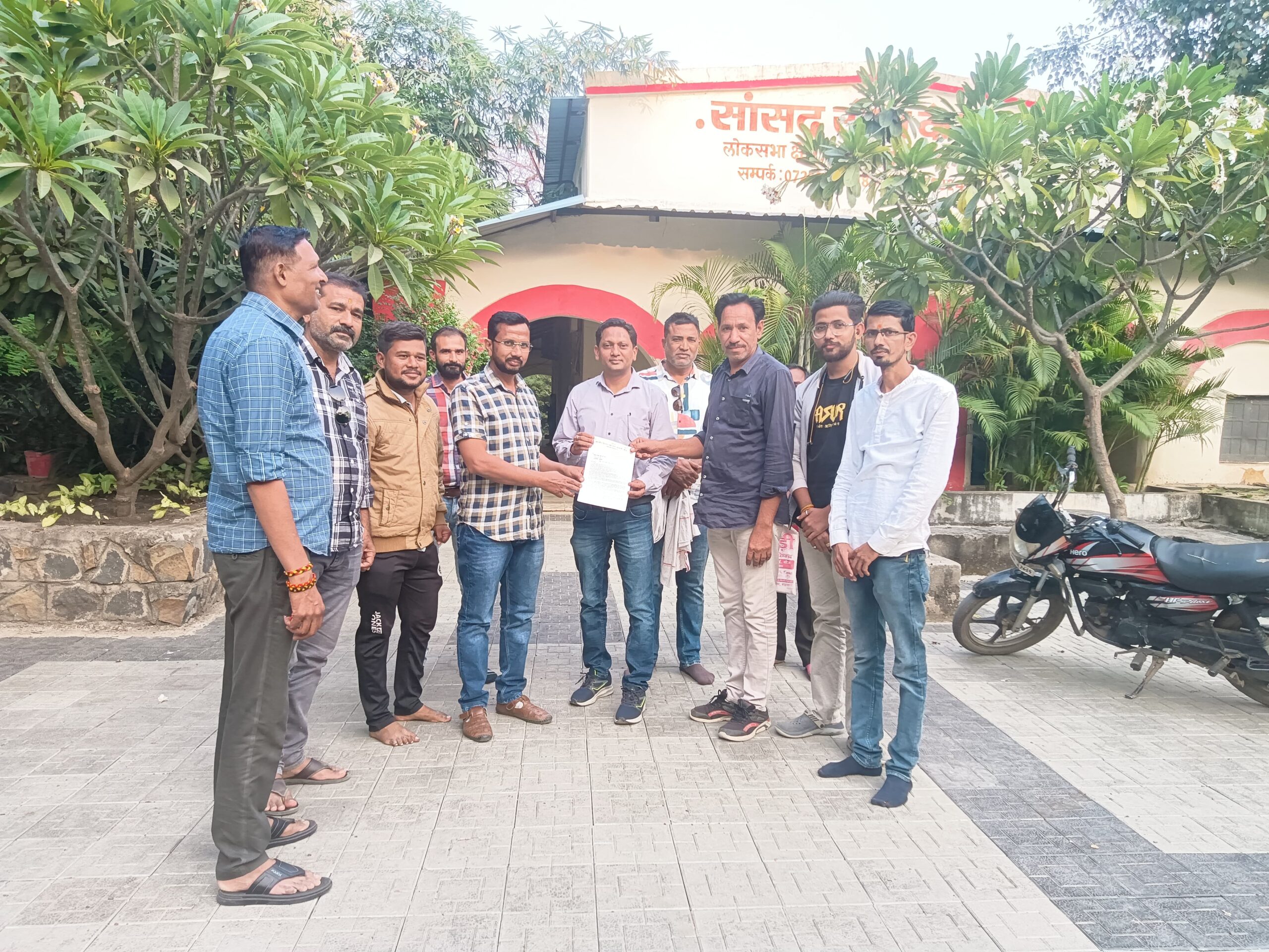 बड़वानी जीएम बीज के विरोध में भारतीय किसान संघ का बड़ा कदम लोकसभा सांसद कार्यालय पहुंच कर दिया ज्ञापन सांसद ने फोन पर दिया आश्वासन