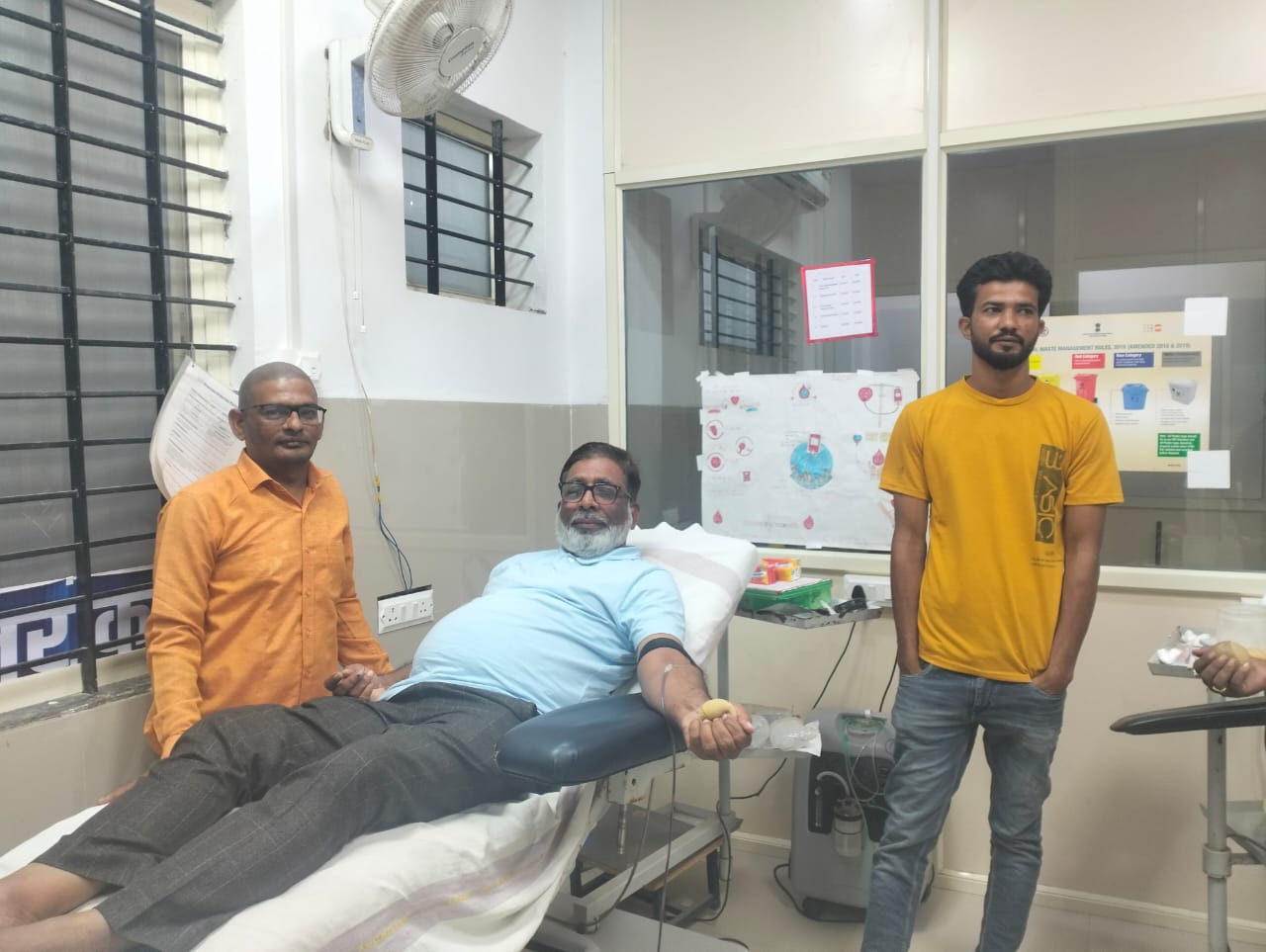 नगर  अंजड़  के युवक जोएब आसिफ ने अपने विवाह की वर्षगांठ पर 32 वी बार अपने छह साथियों के साथ रक्तदान कर रक्तदान का दिया संदेश।।