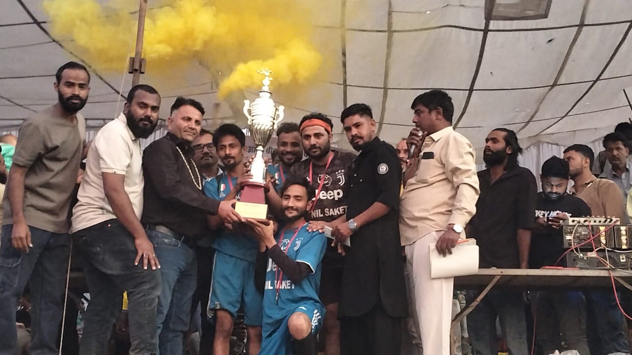 अंजड़ ने जीता प्रथम पुरस्कार   आष्टा ग्रीन के तत्वाधान में आयोजित आल इंडिया फुटबॉल टूर्नामेंट का समापन समारोह