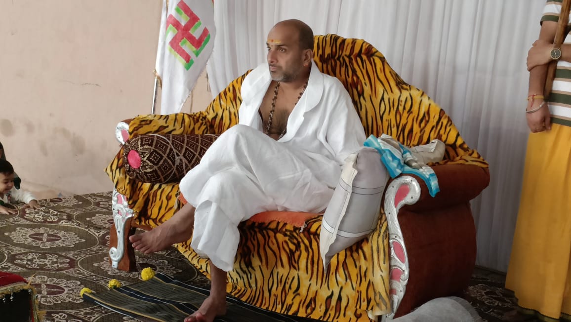 अंजड़ में दादा गुरु का मंगलमय प्रवेश पुष्प वर्षा कर किया स्वागत अन्नपूर्णा धर्मशाला में भक्तों को दिया आशीर्वाद भोजन परोसकर सेवा की दादा गुरु ने