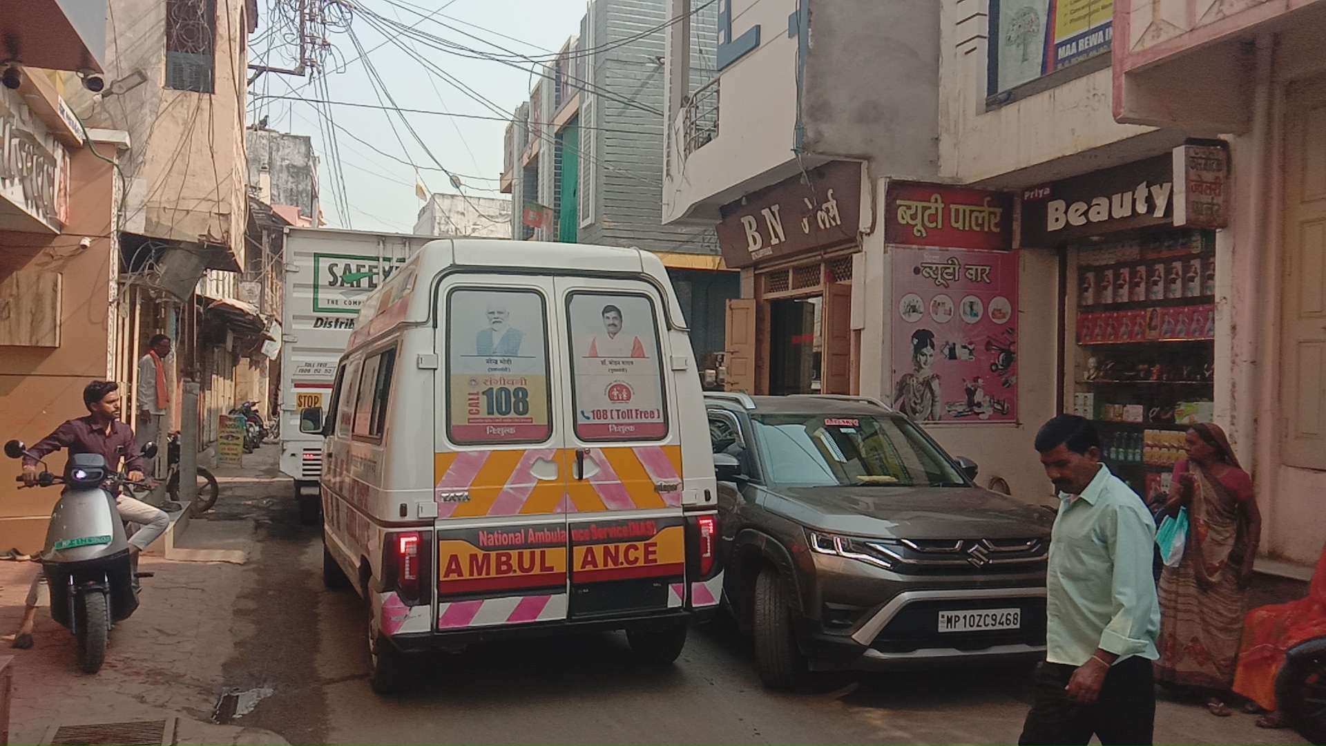 अंजड़ मैं बेकाबू ट्रैफिक यातायात मैं फांसी एम्बुलेंस 15 मिनट तक लगा रहा जाम नहीं मिला एंबुलेंस को रास्ता हर रोज के यही हालत