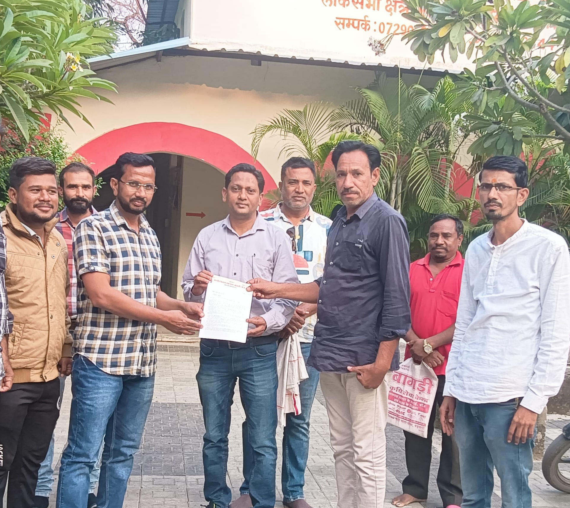 बड़वानी जीएम बीज के विरोध में भारतीय किसान संघ का बड़ा कदम। लोकसभा सांसद कार्यालय पहुंच कर दिया ज्ञापन