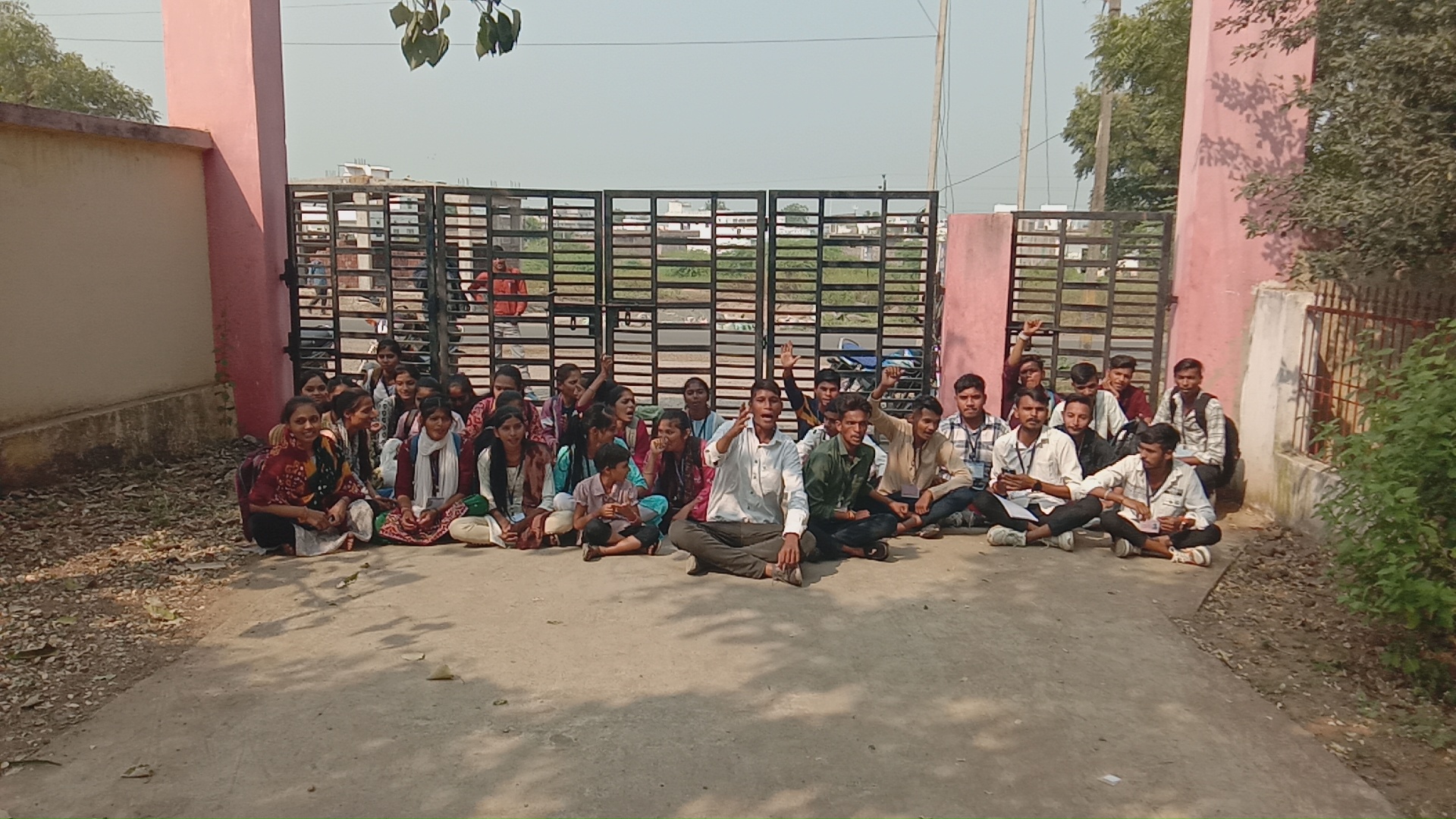 अंजड़ शासकीय स्वामीअमृता नन्द महाविद्यालय में स्पोर्ट्स टीचर एवं कॉलेज प्रशासन के विरोध में भारतीय राष्ट्रीय छात्र संगठन छात्र छात्राये  बैठे धरने पर